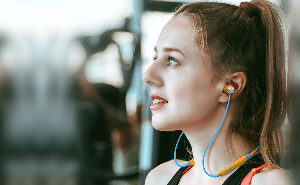 Sportovní Bluetooth sluchátka za krk na běhání.